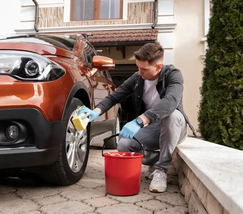 Lavage auto à domicile Montournais : professionnel intervenant sur un véhicule